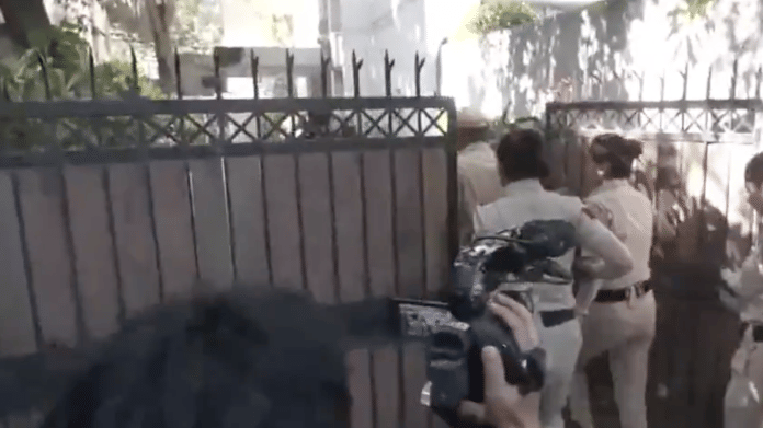 Cops enter Abhijeet Dipke's house | ANI Screengrab